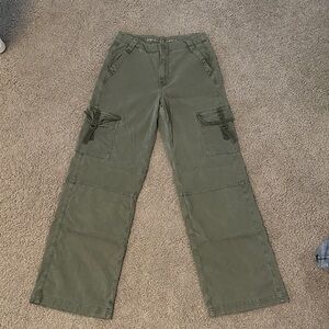 American Eagle Stretchy Cargo Pants Mid/High-Rise Baggy Wide-Leg Olive Green